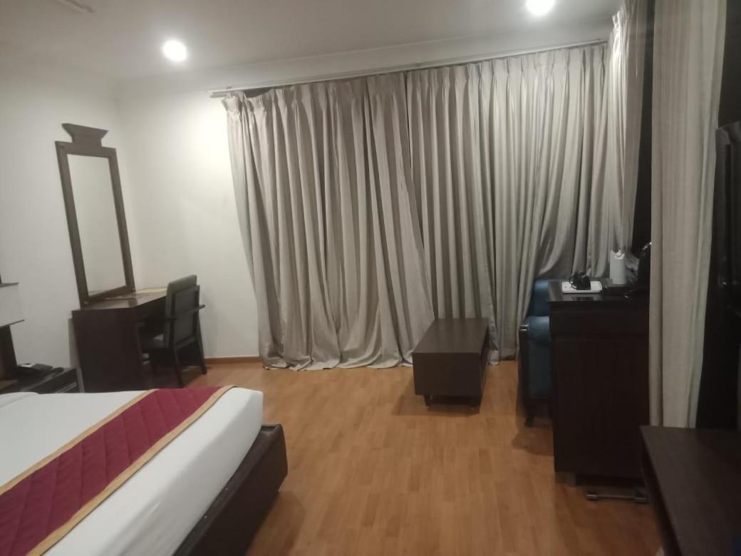 Blossom Rooms Hotel Vashishtha - Free Lunch Or Dinner- Free Breakfast Hyderabad Exterior photo